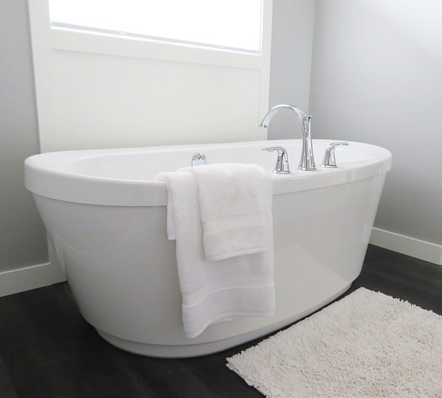 https://pixabay.com/en/bathtub-tub-bathroom-bath-white-2485957/