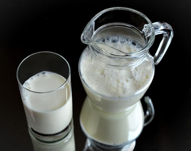 https://pixabay.com/en/milk-glass-frisch-healthy-drink-518067/