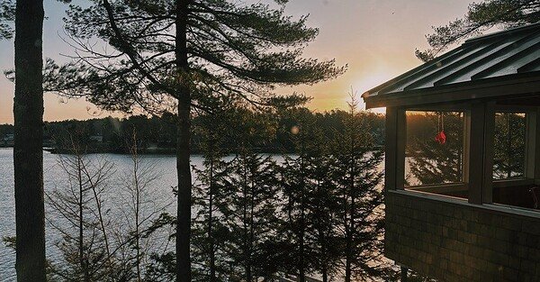 Image of a cabin in Maine on the ocean overlooking a sunset