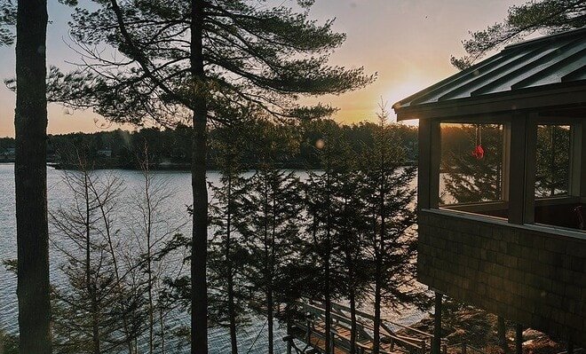 Image of a cabin in Maine on the ocean overlooking a sunset